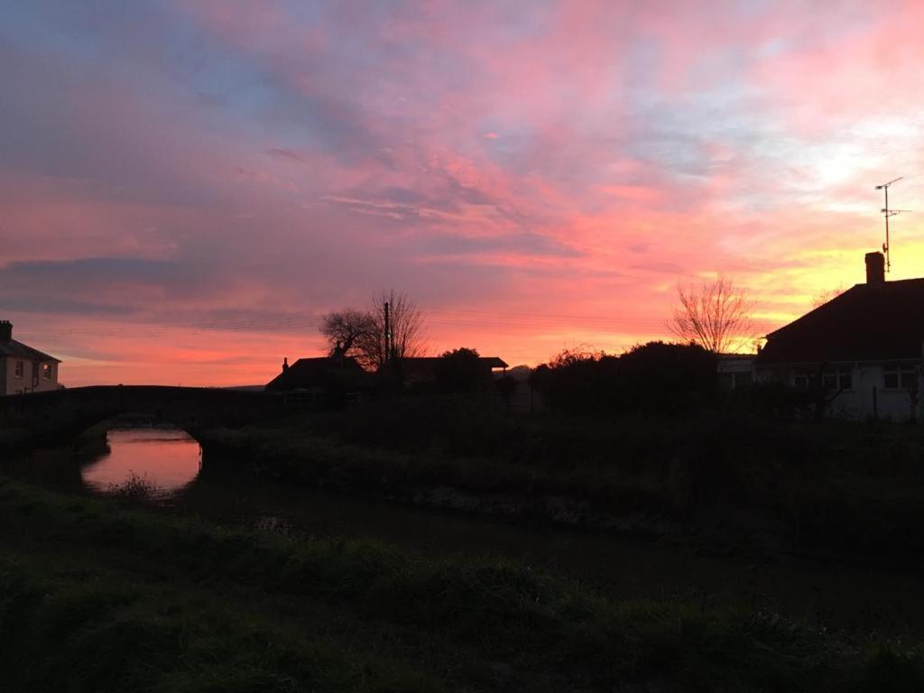 Delightful Cottage On The River Adur Close To Brighton & The Downs No Dogs Sorry Upper Beeding Екстериор снимка